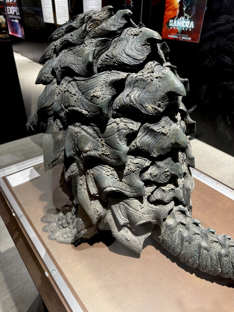 #ガメラEXPO 内覧会お伺いさせていただきました。

ガメラは甲羅が命 (by原口智生さん) の言葉のとおり、立像の展示はすべて“背面”がしっかり見れるよう後ろ側にも充分なスペースが確保してあります。
甲羅を眺めに有楽町に行こう！

しかしトト会うの久しぶりやな