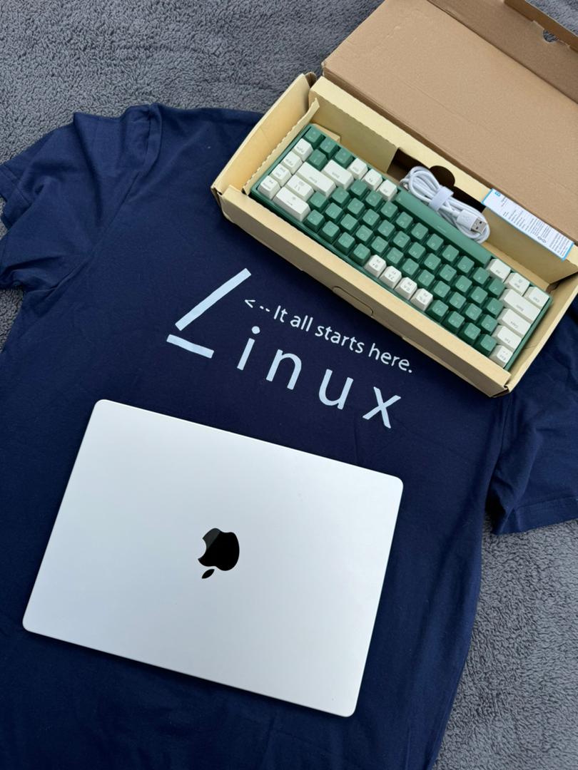 fariraijames's tweet photo. Support my hustle guys upgrade your setup with a cool keyboard only 30$

Delivering tomorrow in town.

Buy a keyboard get a free t shirt. https://t.co/2DtT3j3Ygj