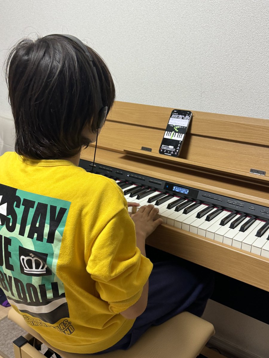 NekoJitaBlog's tweet image. Aren buscando sus propios tutoriales de piano y practicando 😁