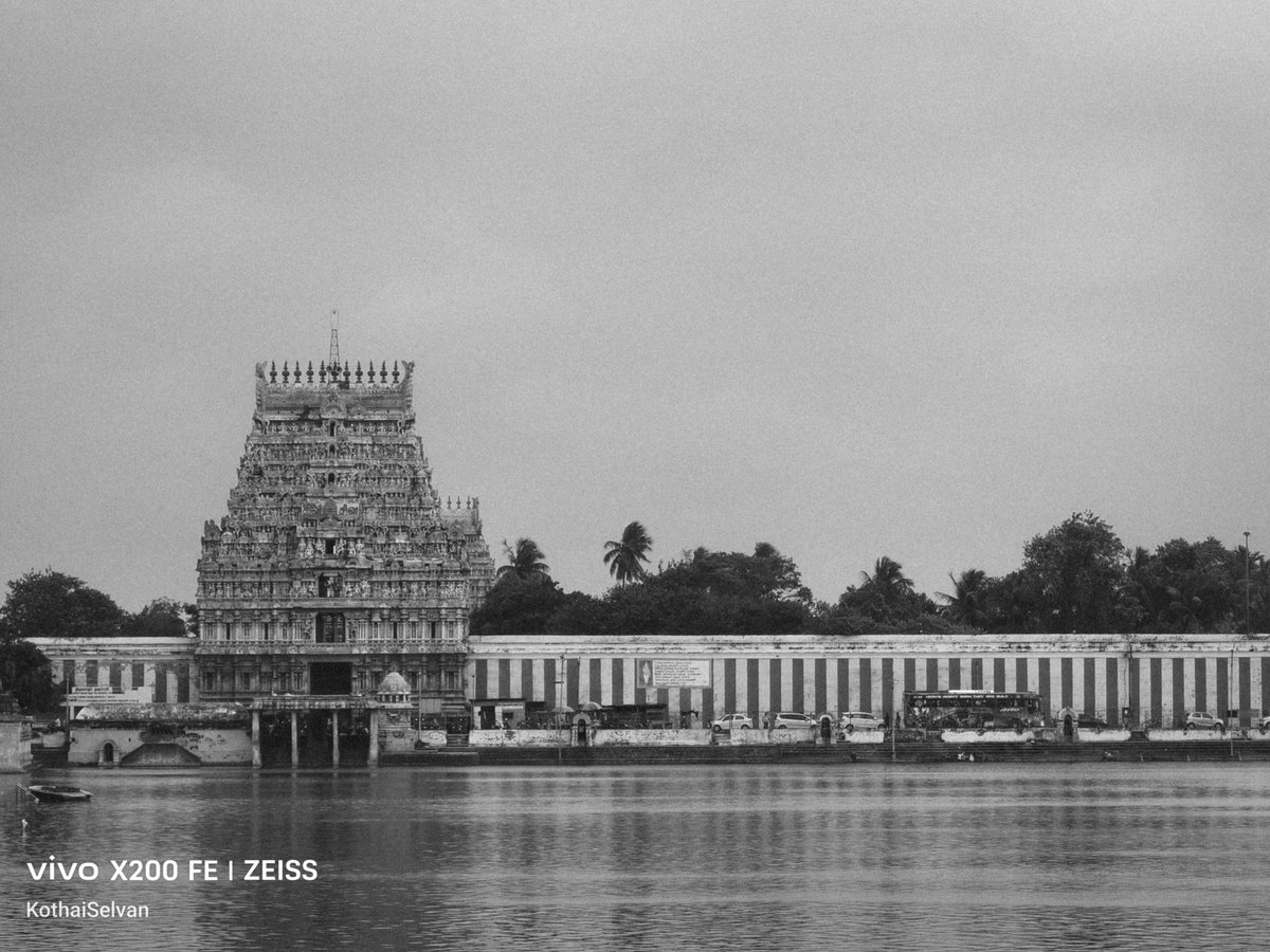 Kothaiselvan21's tweet image. 📍Sri Tyagarajaswamy Temple, Thiruvarur-TN

— Where,the Time feels paused with it&apos;s scenic beauty😍!

— Framed in B&amp;amp;W and colour,
this sacred tank-side view carries 1,500+ years of Chola legacy🐯,Tyagaraja worship🔱&amp;amp; Tradition✨. 

— It&apos;s a Timeless South Indian Masterpiece🖤!
