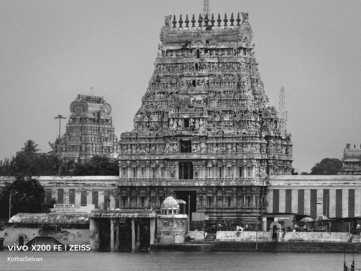 Kothaiselvan21's tweet image. 📍Sri Tyagarajaswamy Temple, Thiruvarur-TN

— Where,the Time feels paused with it&apos;s scenic beauty😍!

— Framed in B&amp;amp;W and colour,
this sacred tank-side view carries 1,500+ years of Chola legacy🐯,Tyagaraja worship🔱&amp;amp; Tradition✨. 

— It&apos;s a Timeless South Indian Masterpiece🖤!