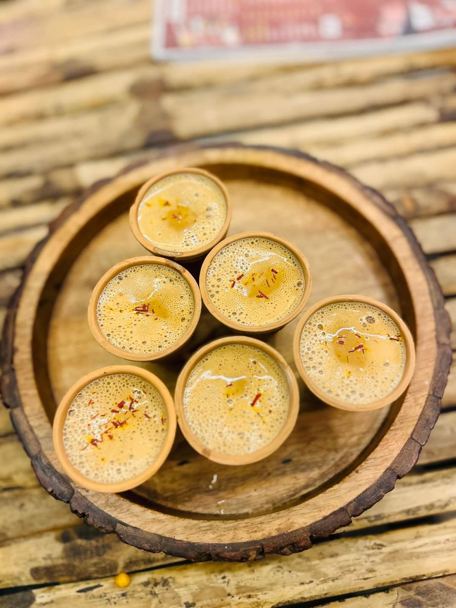 chayaurishk's tweet image. यही एक बात नवम्बर की खास लगती है

हवाएं सर्द होती है और चाय की प्यास लगती है...✍️