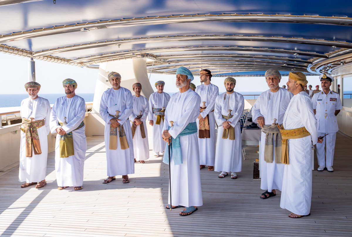 RoyalOmanFamily's tweet photo. 📸 جلالةُ السُّلطان المُعظّم القائدُ الأعلى /حفظهُ اللهُ ورعاهُ/ يتفضّلُ فيشملُ  برعايته السّامية الكريمةِ استعراضَ الأسطول ٢٠٢٥ في إطار احتفال  سلطنة عُمان بـ #اليومِ_الوطنيِّ_المجيد. https://t.co/esjHGsmofz