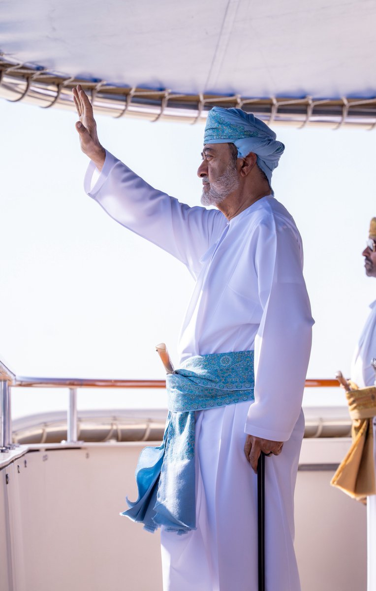 RoyalOmanFamily's tweet photo. 📸 جلالةُ السُّلطان المُعظّم القائدُ الأعلى /حفظهُ اللهُ ورعاهُ/ يتفضّلُ فيشملُ  برعايته السّامية الكريمةِ استعراضَ الأسطول ٢٠٢٥ في إطار احتفال  سلطنة عُمان بـ #اليومِ_الوطنيِّ_المجيد. https://t.co/esjHGsmofz