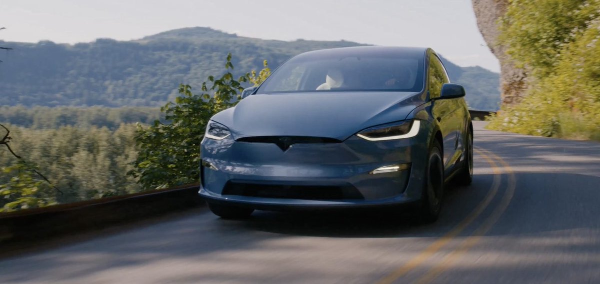 TheTeslaLife's tweet image. #Tesla puts the #ModelX on a diet, it loses 400 lbs! teslarati.com/tesla-model-x-…