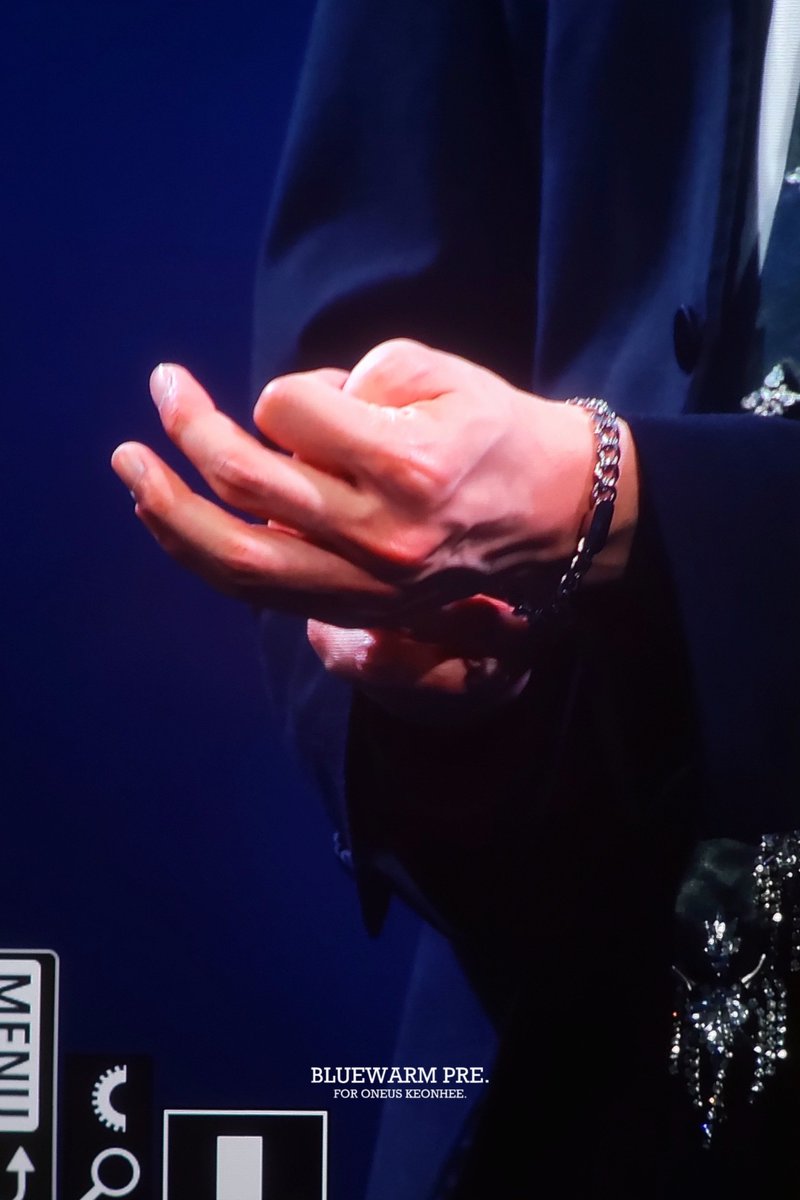 251121 [H_OUR, US] in JAPAN  
건희 프리뷰💙

오늘도...♡

#원어스 #건희 #ONEUS #KEONHEE #파란건름이