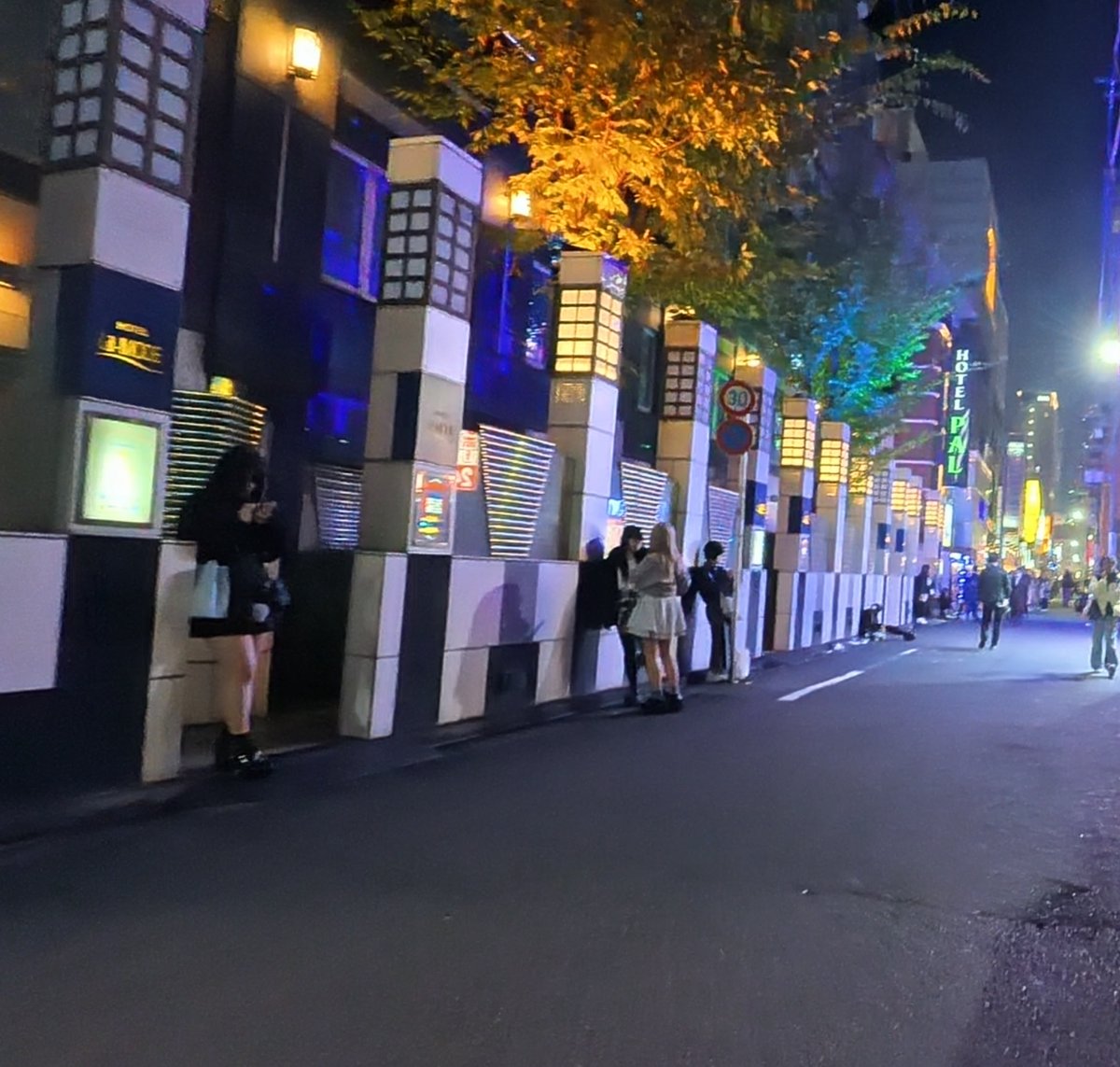 Kabuki_incident's tweet image. 金曜日の夜の歌舞伎町
#歌舞伎町
#ホテル街
#売春