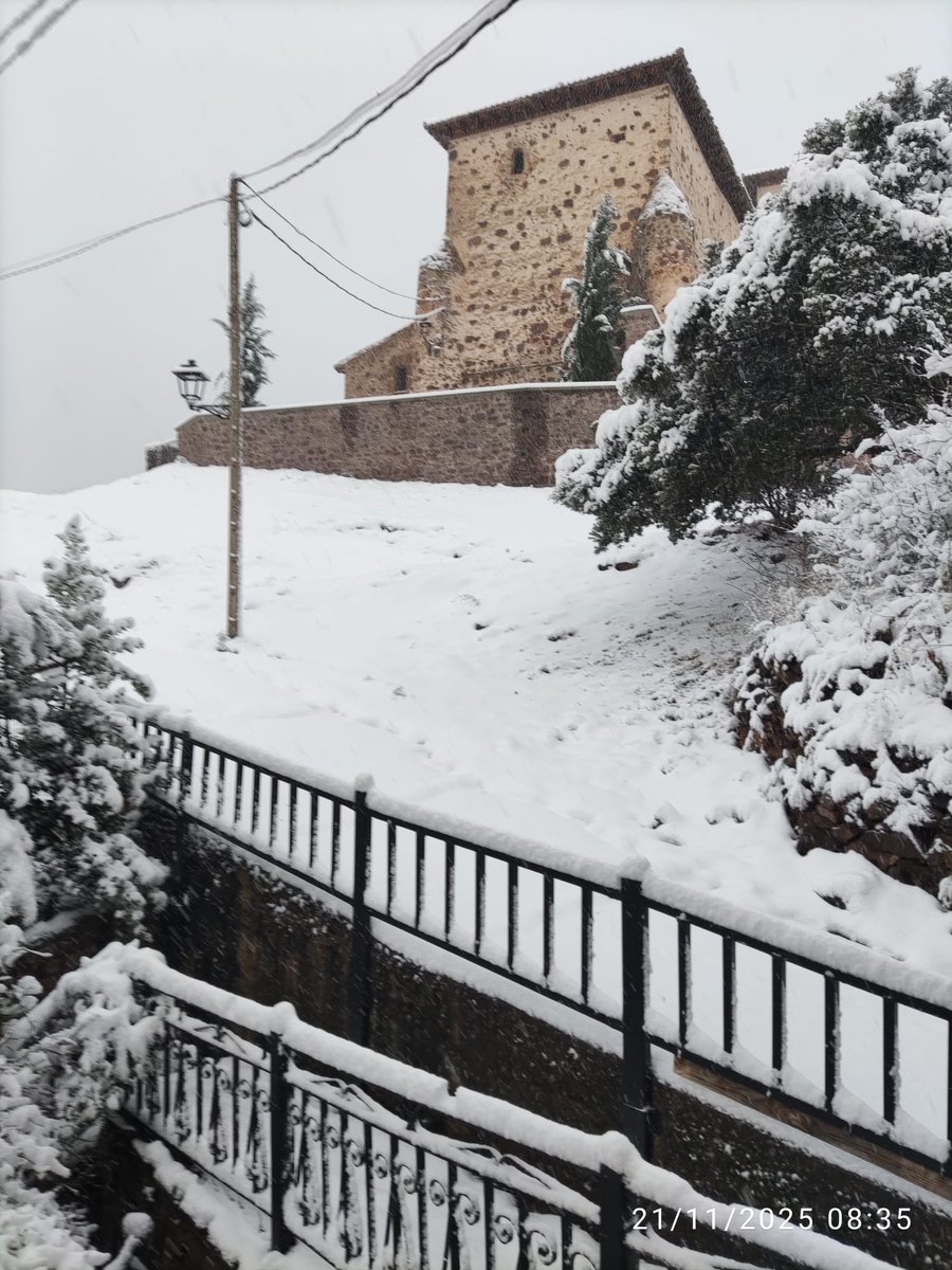 lariojaMeteo's tweet photo. Preciosa estampa ❄️❄️desde #Pinillos #LaRioja este 21 de noviembre.

Gracias Marta Fernández 📸👌 https://t.co/K2urwWx4Uf