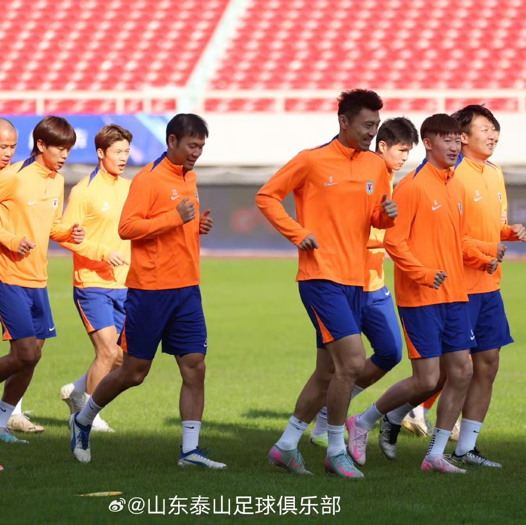 sdtsfcbrasil's tweet photo. Na tarde de 21 de novembro, a equipe de Shandong Taishan conduziu um treinamento pré-jogo no Estádio do Centro Esportivo de Wuhan para se preparar para a batalha final na Super Liga Chinesa contra a equipe do Wuhan Three Towns amanhã.
#weareone #tsfc #shandongtaishan https://t.co/rM7beEpTAt
