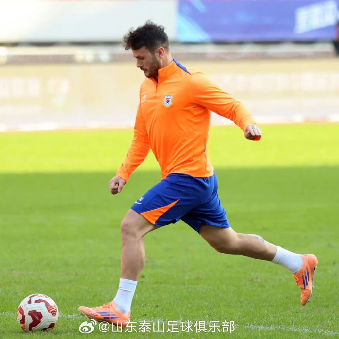 sdtsfcbrasil's tweet photo. Na tarde de 21 de novembro, a equipe de Shandong Taishan conduziu um treinamento pré-jogo no Estádio do Centro Esportivo de Wuhan para se preparar para a batalha final na Super Liga Chinesa contra a equipe do Wuhan Three Towns amanhã.
#weareone #tsfc #shandongtaishan https://t.co/rM7beEpTAt