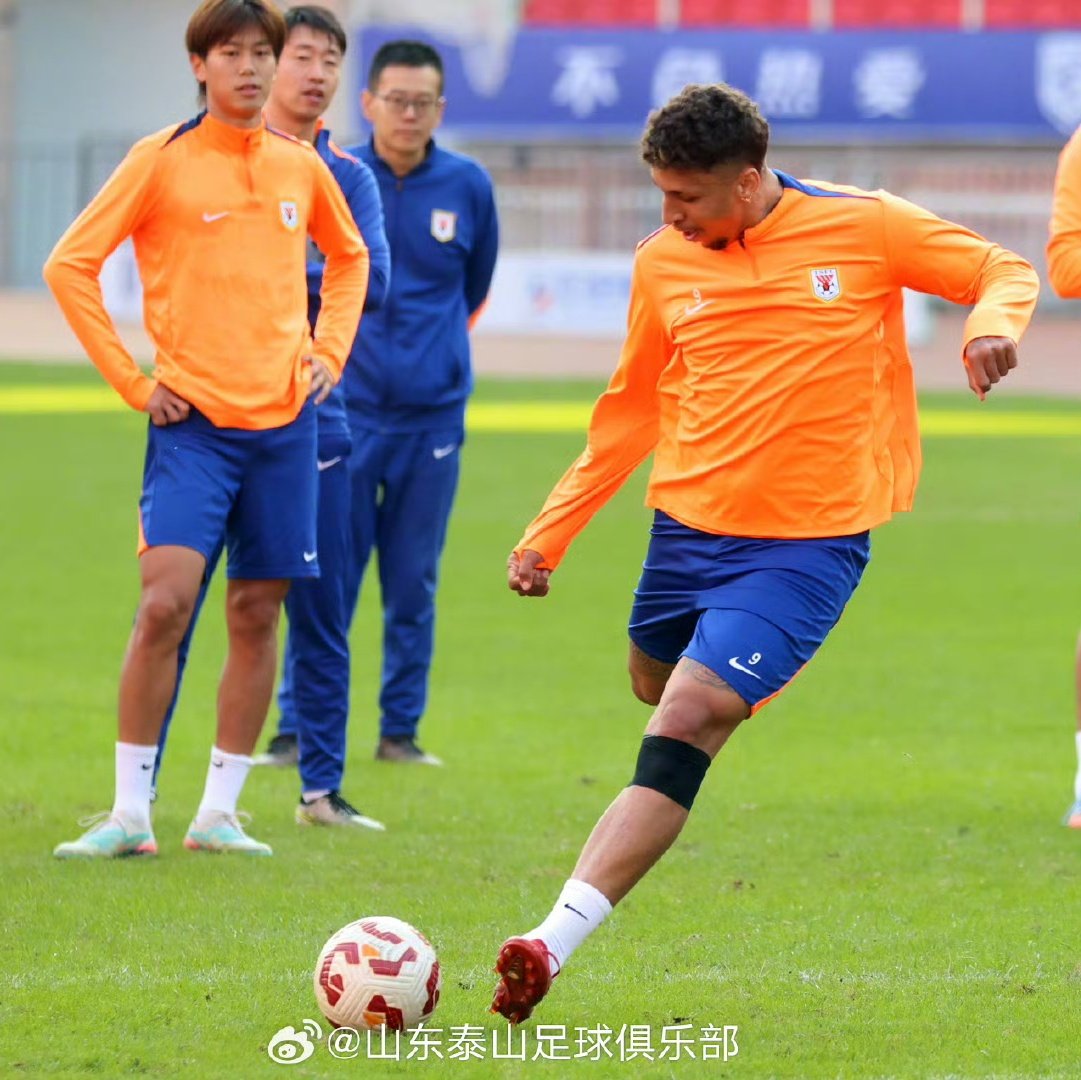 sdtsfcbrasil's tweet photo. Na tarde de 21 de novembro, a equipe de Shandong Taishan conduziu um treinamento pré-jogo no Estádio do Centro Esportivo de Wuhan para se preparar para a batalha final na Super Liga Chinesa contra a equipe do Wuhan Three Towns amanhã.
#weareone #tsfc #shandongtaishan https://t.co/rM7beEpTAt