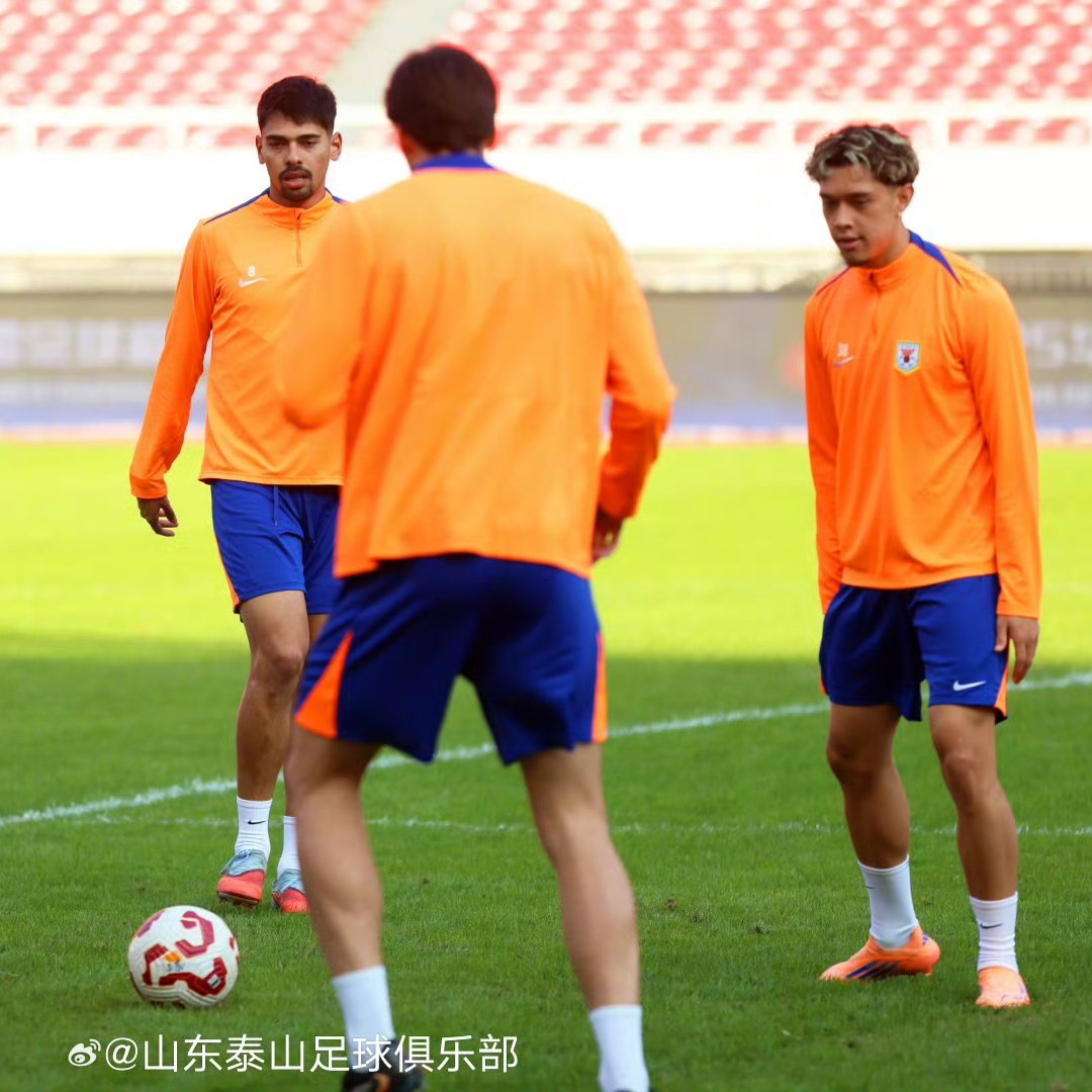 sdtsfcbrasil's tweet photo. Na tarde de 21 de novembro, a equipe de Shandong Taishan conduziu um treinamento pré-jogo no Estádio do Centro Esportivo de Wuhan para se preparar para a batalha final na Super Liga Chinesa contra a equipe do Wuhan Three Towns amanhã.
#weareone #tsfc #shandongtaishan https://t.co/rM7beEpTAt
