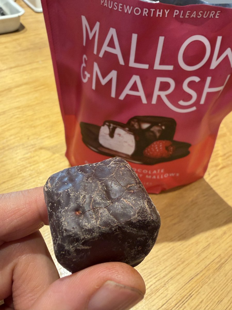 KALDIの秋冬はお菓子がいい。
前回買いのがしたこちら、めちゃくちゃ好み！マシュマロのムチムチ感と甘すぎないチョココーティングがくせになる。
(冬の定番でお願いします)
#マローマッシュダブルチョコレートマシュマロ #KALDI 
kaldi.co.jp/ec/pro/disp/1/…