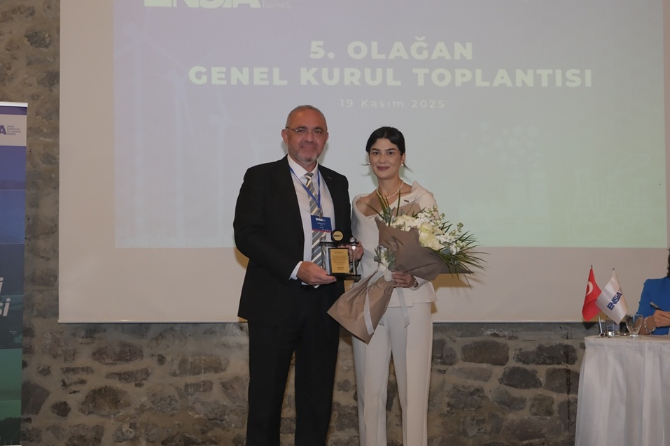 enerjimagazin2's tweet photo. Elvan Aygün Anbar ENSİA'nın İlk Kadın Başkanı Oldu https://t.co/TquSN7X3OB
@ensiatr 
@akalayc73 https://t.co/zWRPcWtkyQ