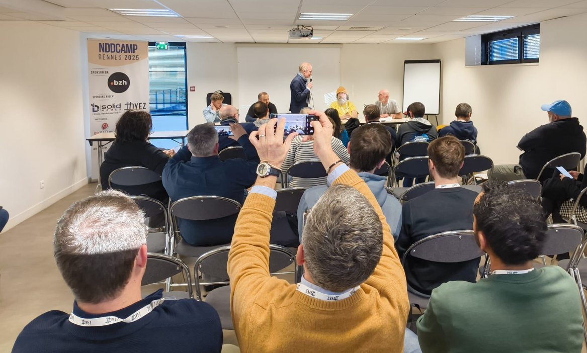 Séance de clôture du NDDCamp Rennes, sur l'opportunité (marketing, SEO...) de créer sa propre extension, animée par David Lesvenan du <a href="/pointbzh/">Point BZH</a>, avec @victorlerat d'Abondance <a href="/SebBach/">Sebastien Bachollet</a> d'Internet Society, Benjamin Louis du .ALSACE et Pascal Vezim de Breizh Cyber