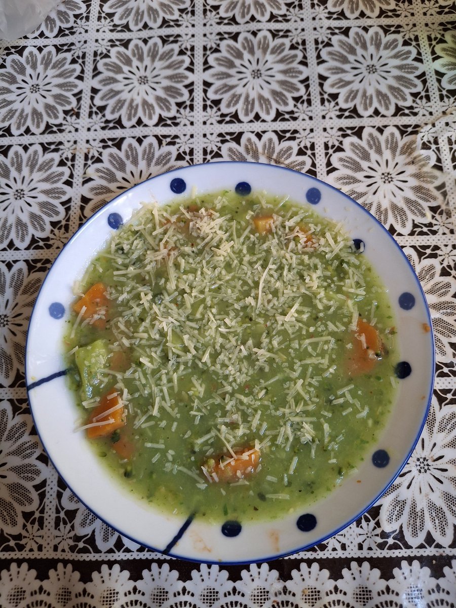 darkindie1's tweet photo. almoço de hoje - caldo verde 🥬🥦🥕
a base da sopa é feita de batata com couve, e cenoura e brócolis de acompanhamento https://t.co/OTSlwWpXYQ