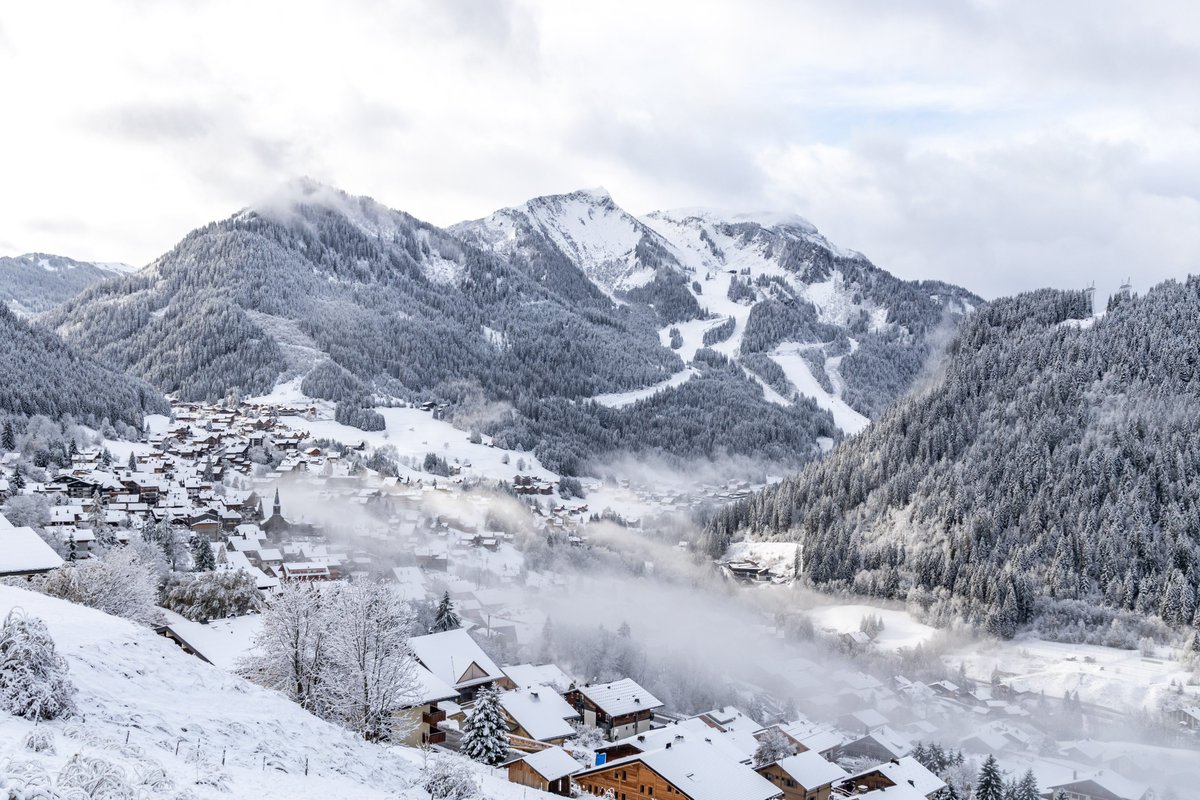 PDS_officiel's tweet photo. Châtel, tout de blanc vêtu ❄️ 

#portesdusoleil #ski #chatel #snow https://t.co/LIYR0R25sA