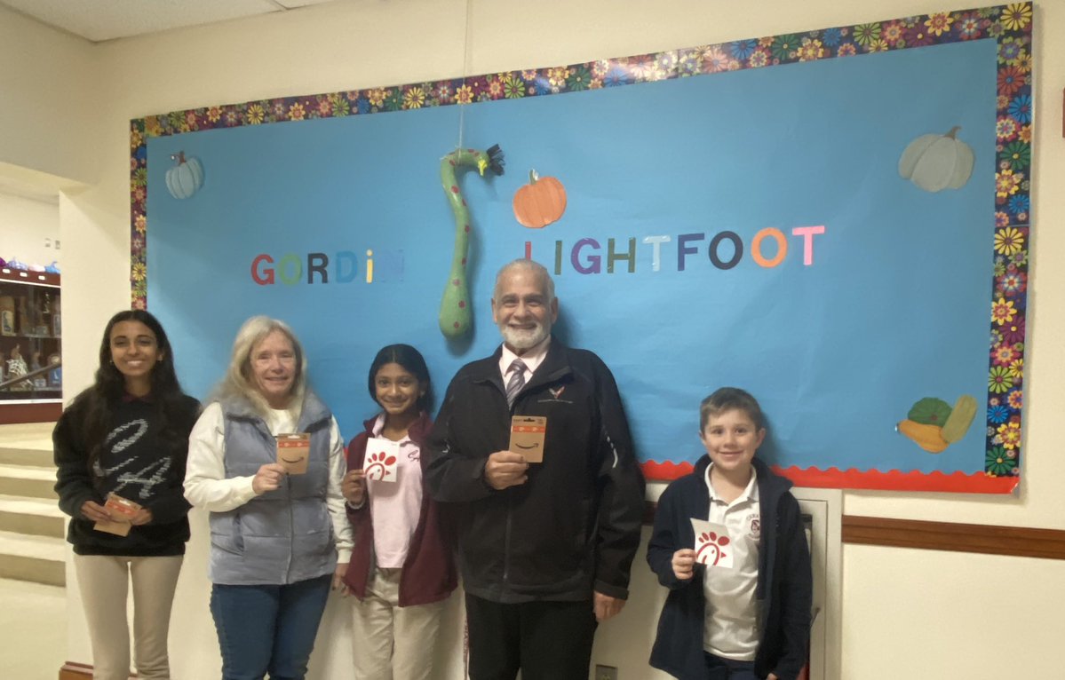 CaravelAcademy's tweet image. Thanks to everyone who entered Nurse Bruno’s “Name that Gourd” contest!  Our winners are:
Oliver Rauter - LS
Joshita Arunnathan - MS
Meera Shah - US
Ms. Hanifee - Faculty winner
And, the Grand Prize winner is Mr. DeLuca!!  Our Gourd&apos;s name is &quot;Gordon Lightfoot&quot;.

Congrats to all!