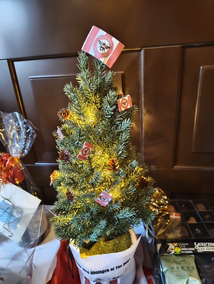 sorinetheturtle's tweet image. We’re ready for Christmas 🐝 Trying to make the local pub a Brentford pub