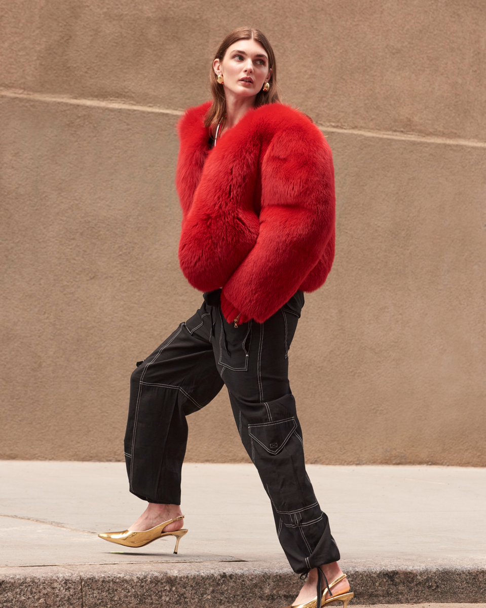 TheFurInsider's tweet image. It’s cold outside, and we’re dreaming of this red fox fur jacket. ❄️❤️

#FoxFur is one of the most voluminous natural furs—and it’s easily dyed into vibrant colors like this striking red.

📲 Follow @TheFurInsider for seasonal #styletips &amp;amp; the latest in #fur fashion trends.