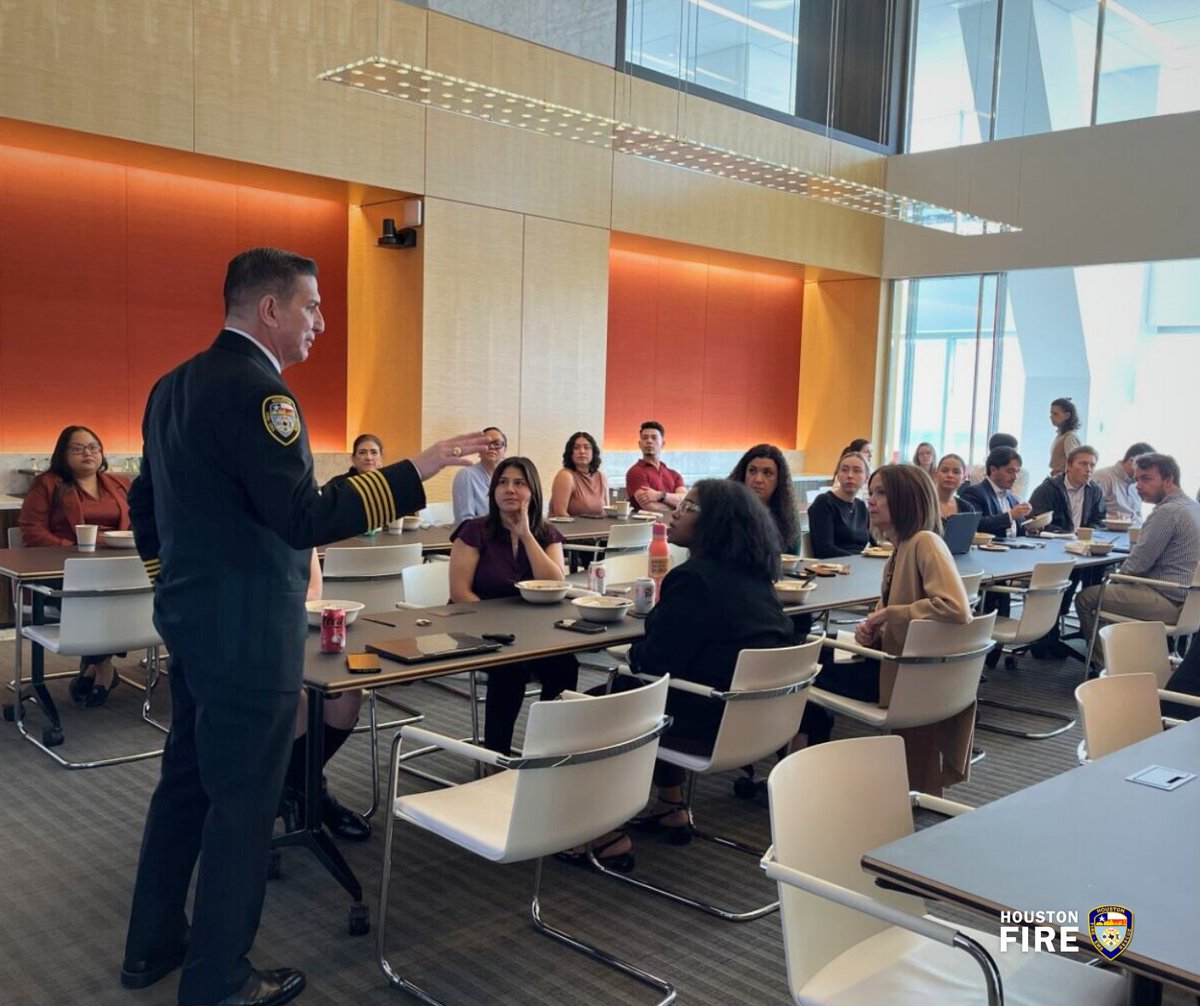 HoustonFire's tweet photo. This week @HFDChiefMunoz visited Latham &amp; Watkins LLP to thank their team for years of partnership with Operation Stocking Stuffer. Their toy collections and volunteer efforts help us serve families across Houston. Join them in giving this season at https://t.co/ZMBKq6706F
❤️🎁🔥 https://t.co/sUYW3Z0QMc