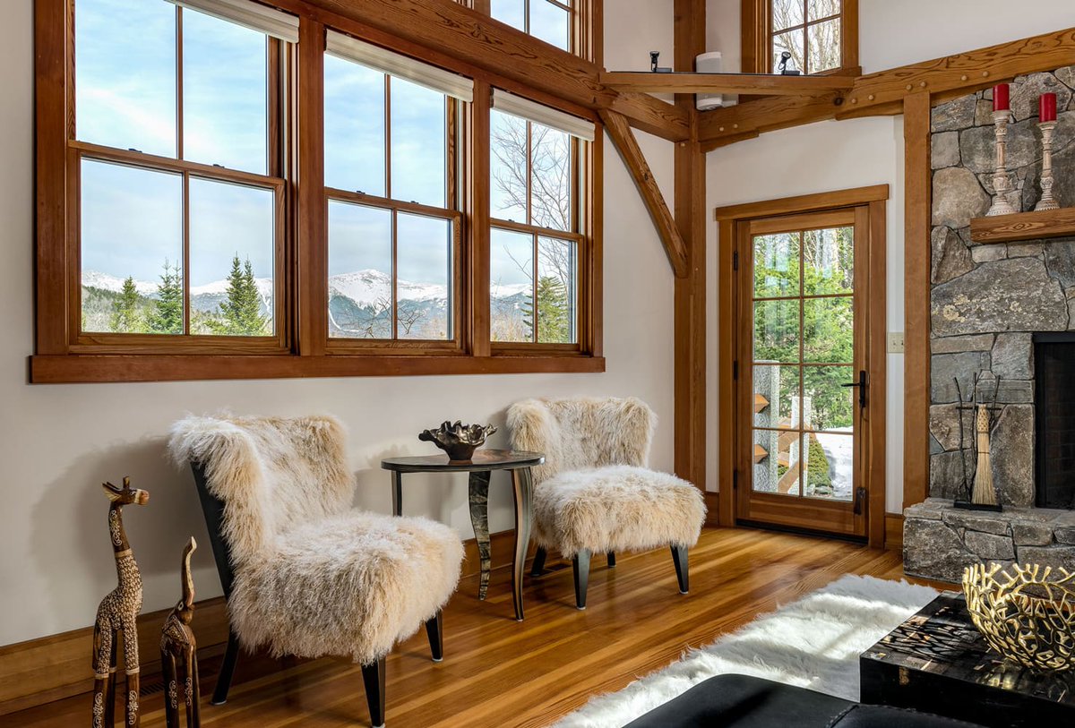 KeyIntDesigner's tweet image. Elevated coziness with a view. 🏔️✨

This ski home living area by New Hampshire&apos;s Randy Trainor balances tactile luxury with alpine serenity—shearling upholstery, warm woods, and a timeless stone hearth.

bit.ly/2Z3pIsw