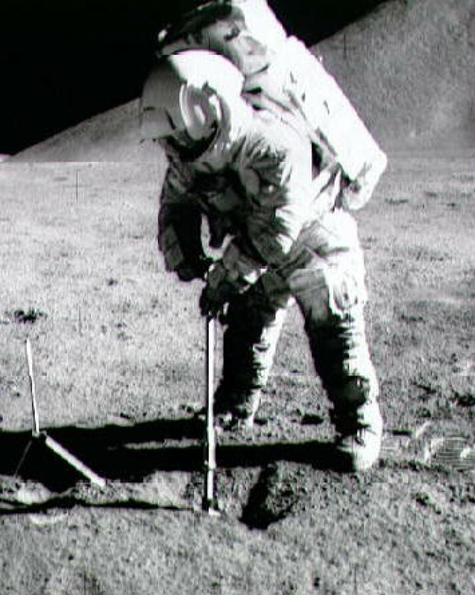 appmygolf's tweet photo. Dato curioso: en 1971, durante el Apolo 14, Alan Shepard se convirtió en la primera persona en jugar al golf en la Luna. ⛳🌕
Con su traje apenas podía moverse, pero aun así lanzó un swing “de miles y miles y miles”.
Pequeños gestos que hacen grande la historia. 🚀✨ https://t.co/wEBq40Y9nd