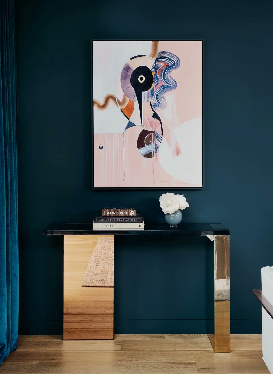 KeyIntDesigner's tweet image. At Austin&apos;s Breathe Design Studio, contrast is more than a visual tool—it’s a design philosophy. This vignette balances matte, light-absorbing walls with reflective metal and high-gloss surfaces, resulting in a space that feels carefully curated. 

bit.ly/3tZHHmG