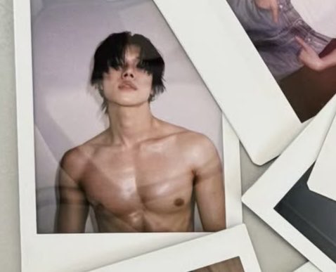 OH MY GOD HE IS ALL OILED UP??? 😭