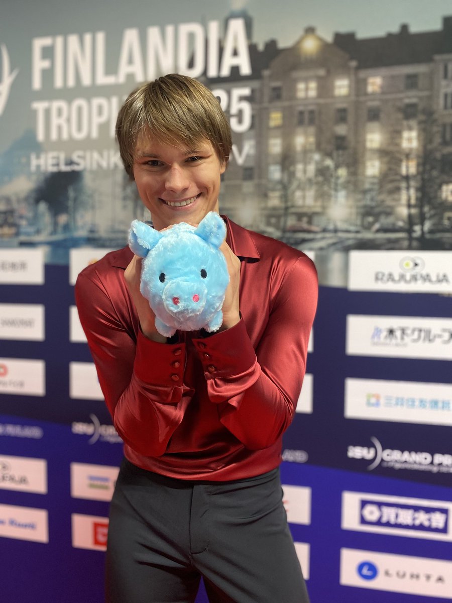 Deniss Vasiljevs 🇱🇻 75.45

“Where do I start? Well, oink oink,” — he squeezes this little fluffy pig that he got. 🐷 

“My goal is to stabilize for the second part of the season, to find some sort of baseline. I’m taking it rather easily, but I had some struggles. I love the ice