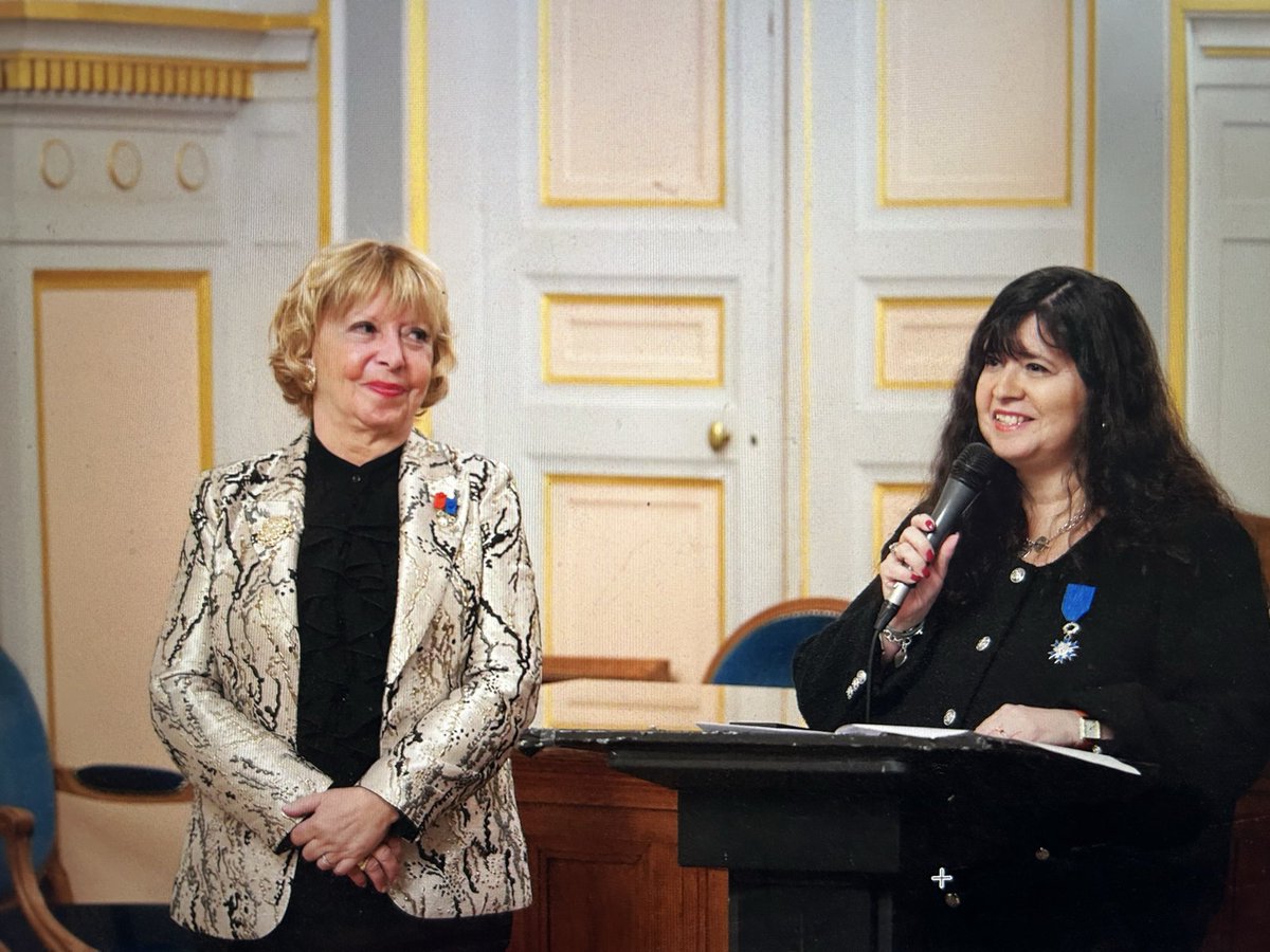 isabelle_blin's tweet image. Très honorée d’avoir été décorée des insignes de Chevalier de l’Ordre National du Mérite par @AgnesBricard entourée de femmes remarquables. Cette décoration républicaine honore mon engagement pour le droit des femmes depuis de longues années. Merci à toutes de leur présence!