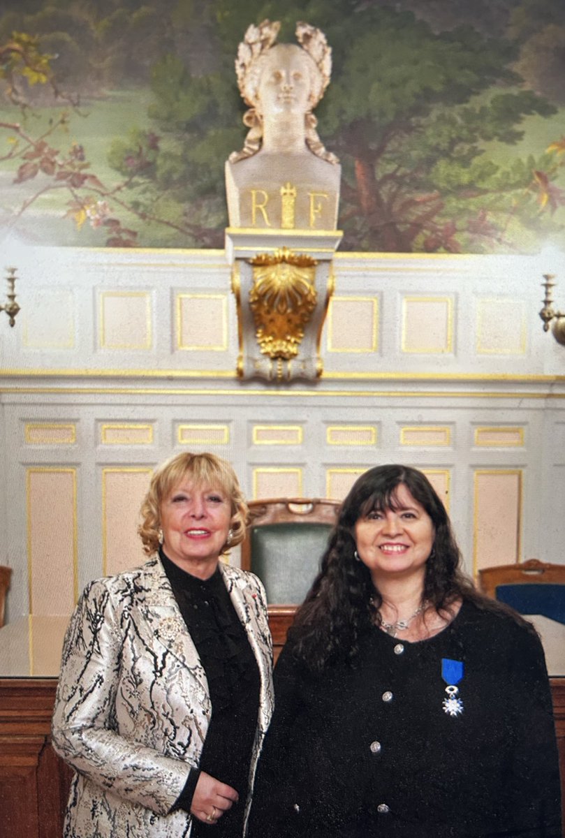 isabelle_blin's tweet image. Très honorée d’avoir été décorée des insignes de Chevalier de l’Ordre National du Mérite par @AgnesBricard entourée de femmes remarquables. Cette décoration républicaine honore mon engagement pour le droit des femmes depuis de longues années. Merci à toutes de leur présence!