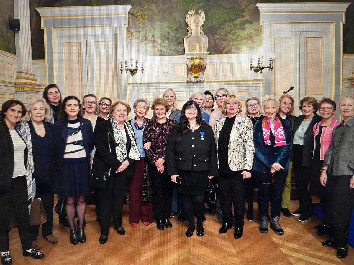 isabelle_blin's tweet image. Très honorée d’avoir été décorée des insignes de Chevalier de l’Ordre National du Mérite par @AgnesBricard entourée de femmes remarquables. Cette décoration républicaine honore mon engagement pour le droit des femmes depuis de longues années. Merci à toutes de leur présence!