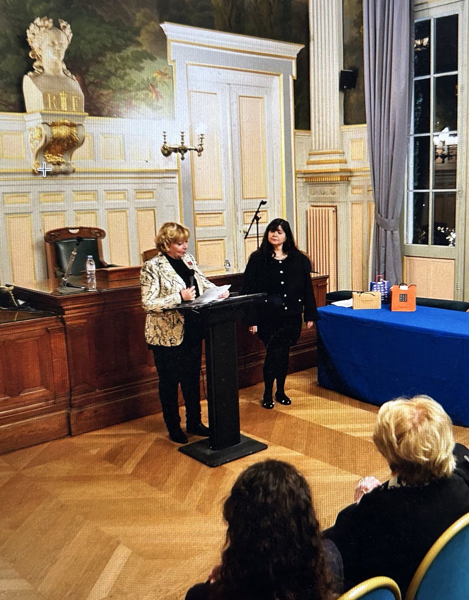 isabelle_blin's tweet image. Très honorée d’avoir été décorée des insignes de Chevalier de l’Ordre National du Mérite par @AgnesBricard entourée de femmes remarquables. Cette décoration républicaine honore mon engagement pour le droit des femmes depuis de longues années. Merci à toutes de leur présence!