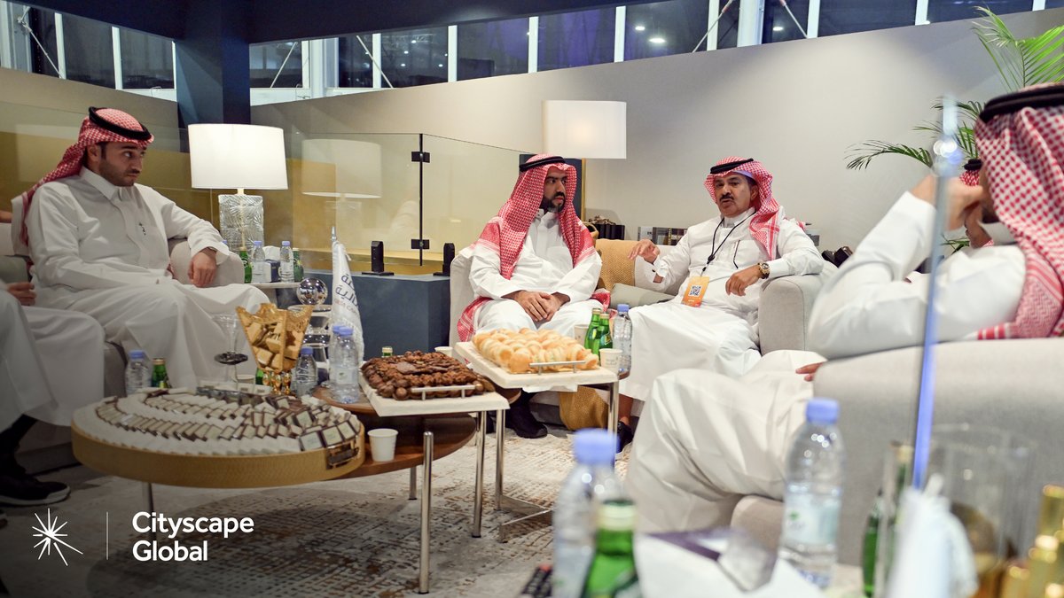 ForsaCapital's tweet photo. في جناحنا بمعرض #سيتي_سكيب_العالمي كان لنا شرف استقبال سعادة الأستاذ عجلان بن عبدالعزيز العجلان، عضو مجلس الشورى، ورئيس مجلس إدارة مجلس الغرف السعودية سابقاً، ورئيس مجلس إدارة شركة عجلان وإخوانه، حيث تبادلنا رؤى التطوير وفرص الاستثمار في المنطقة. 

#فرصة_المالية https://t.co/GKb2TgsRqI