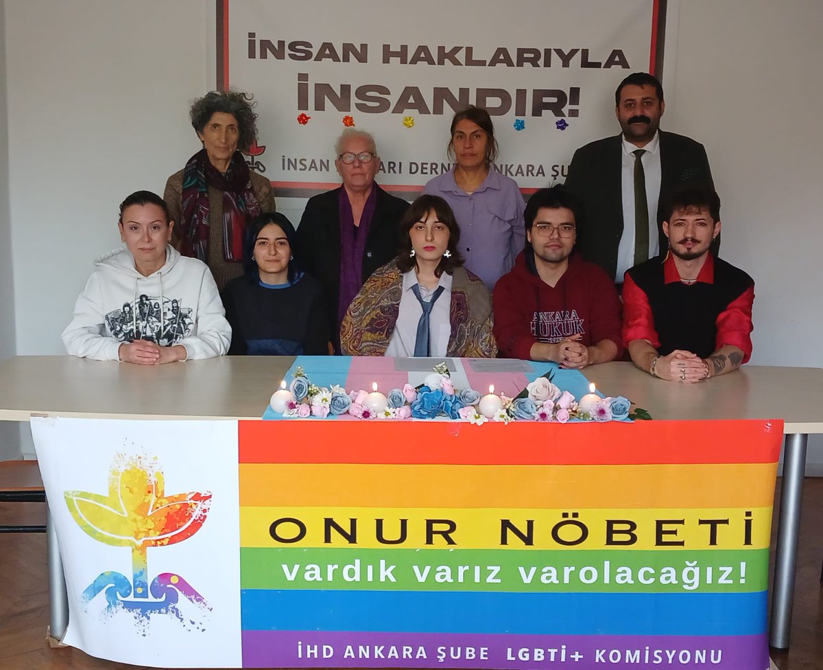📍 ANKARA 

İHD Ankara Şube LGBTİ+ Komisyonu çağrısıyla gerçekleşen 20 Kasım Nefret Suçu Mağduru Transları Anma   Günü'nde Onur Nöbeti'ndeydik. 

Yitirdiğimiz arkadaşlarımızın anısıyla mücadelemizi büyütüyoruz!