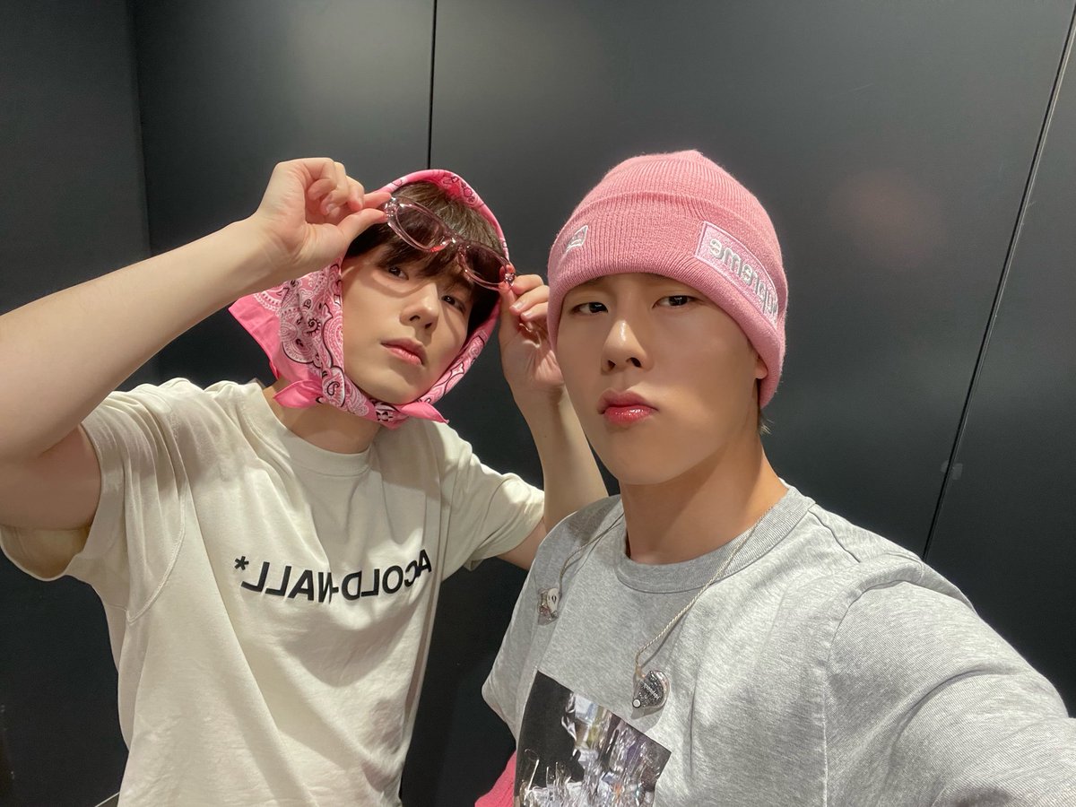 OfficialMONSTAX's tweet image. 사랑하는 우리 켠이형 늘 난 형이 주는 에너지와 힘에 정말 많은 용기를 얻고 나아가곤 해. 
누구보다 다정하고 따뜻한 어떻게 보면 가장 
고생이 많은 멤버이기도 한 포지션에 
있으면서도 힘든 내색 없이 해내는 모습을 보면 덩달아 옆에서 나도 즐거워서 헤쳐나가게 
되는거같아. 정말 많이…