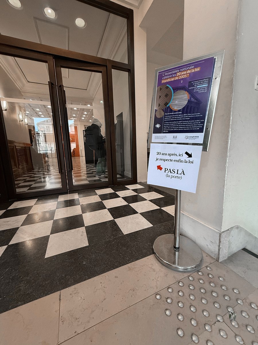 speytavie's tweet image. Quand @AssembleeNat se félicite de respecter la loi de 2005, quelques mois après avoir installé une porte inaccessible aux personnes en fauteuil roulant, malgré nos alertes.

Il nous a donc semblé pertinent d&apos;ajouter un rectificatif.
