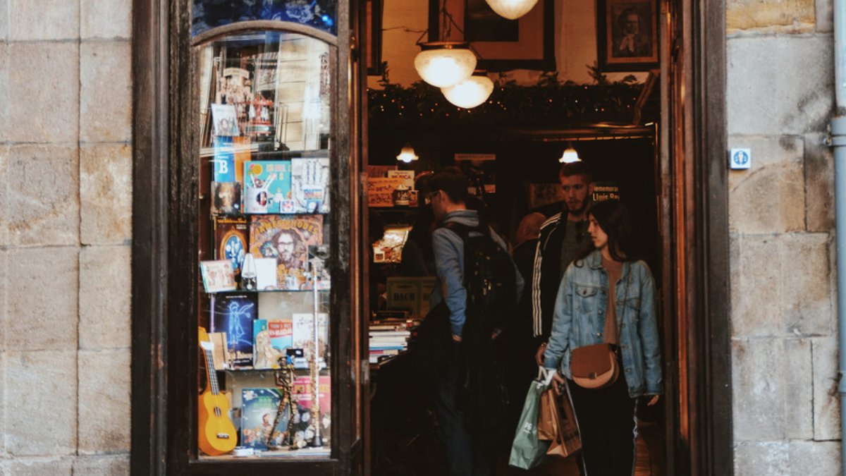 EspanaEnLatam's tweet image. 📚 Tiendas y librerías con encanto te esperan en España.

Calles llenas de vida, escaparates con historia y rincones donde perderse entre libros, arte y tradición.

¿En cuál te detendrías a curiosear? ✨

#VisitaEspaña #España #ThinkYouKnowSpain #TurismoUrbano