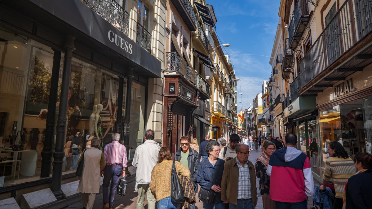 EspanaEnLatam's tweet image. 📚 Tiendas y librerías con encanto te esperan en España.

Calles llenas de vida, escaparates con historia y rincones donde perderse entre libros, arte y tradición.

¿En cuál te detendrías a curiosear? ✨

#VisitaEspaña #España #ThinkYouKnowSpain #TurismoUrbano