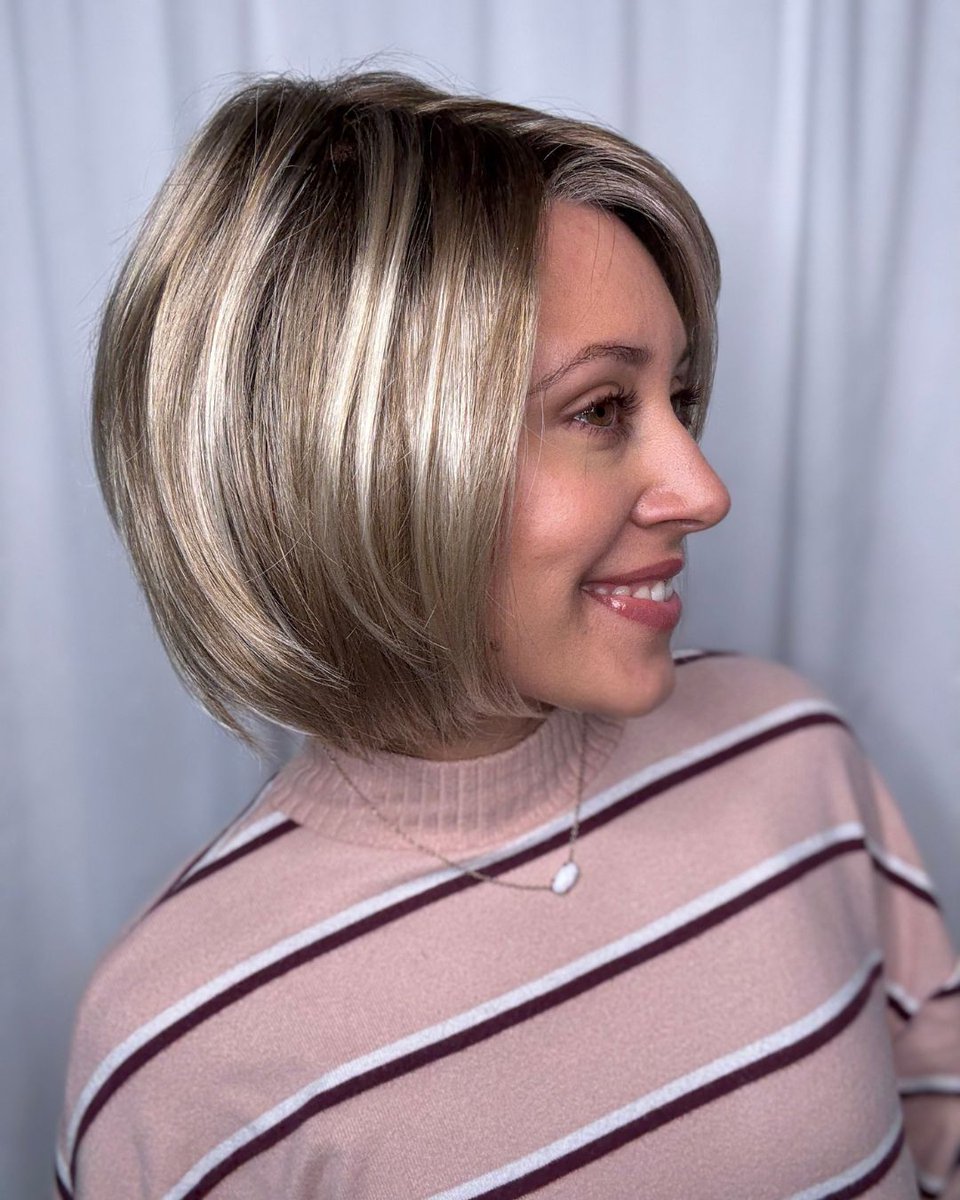 pattispearls's tweet image. A polished bob with a side bang and realistic extended SmartLace™ front 😮. Ava by @jonrenau in Shaded Praline 12FS8 😍✨

Shop it here: wigsbypattispearls.com/products/ava-1

#wigsbypattispearls #thinhairsolutions #tryon #alternativehair #hairlosssolutions #hairconfidence #jonrenau