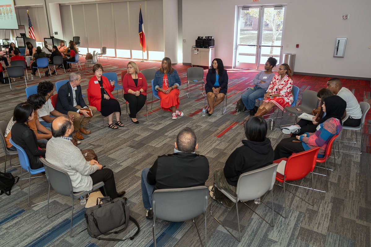 UHEngineering's tweet image. Students from UH, Wharton County Junior College, and Houston City College joined 35+ professionals, faculty, and alumni.

✨ A huge thank-you to everyone who made this event possible!
@UH_HRD
📸 Browse the photo gallery and see if you were featured: flickr.com/photos/cullenc…
