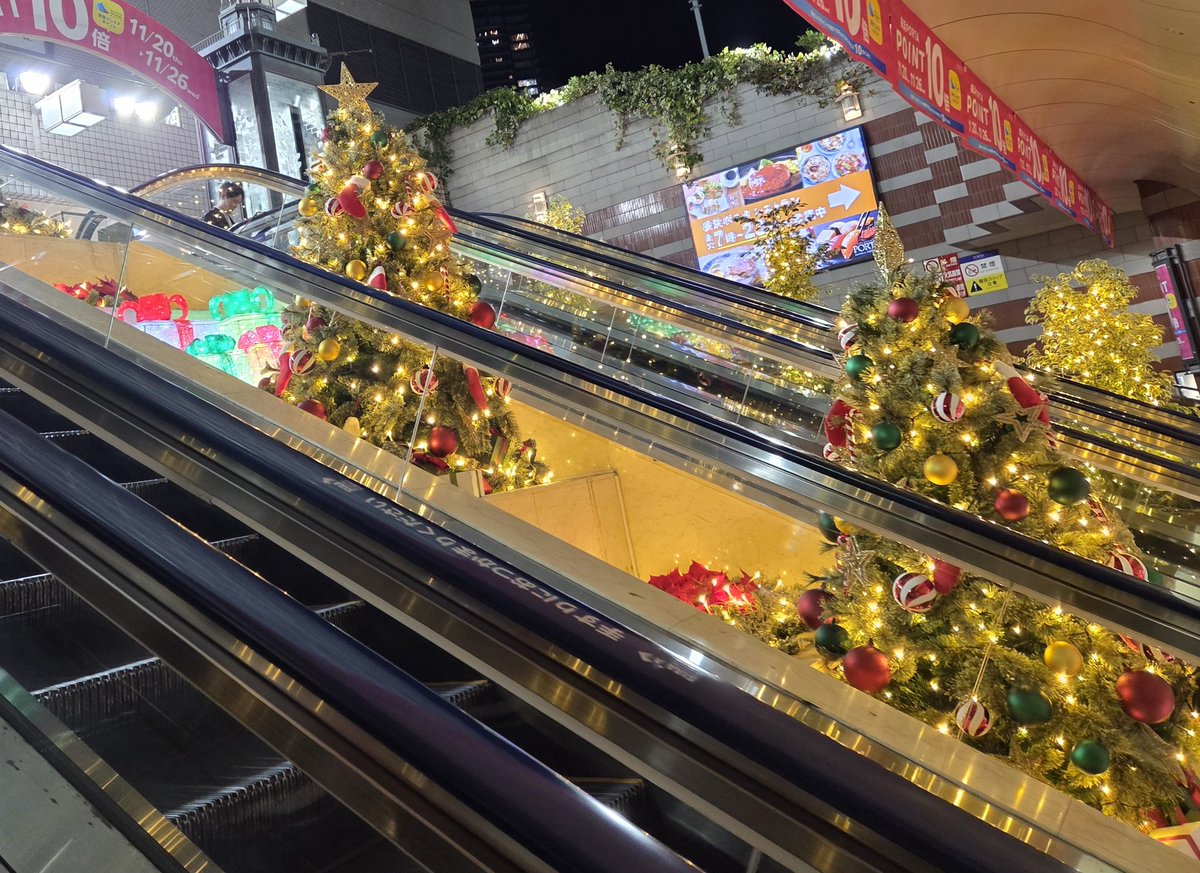 ico_221b's tweet image. #クリスマスツリーハント

このエスカレーターのツリー
毎年いい
今年はきらきらゴールド

#Christmastree