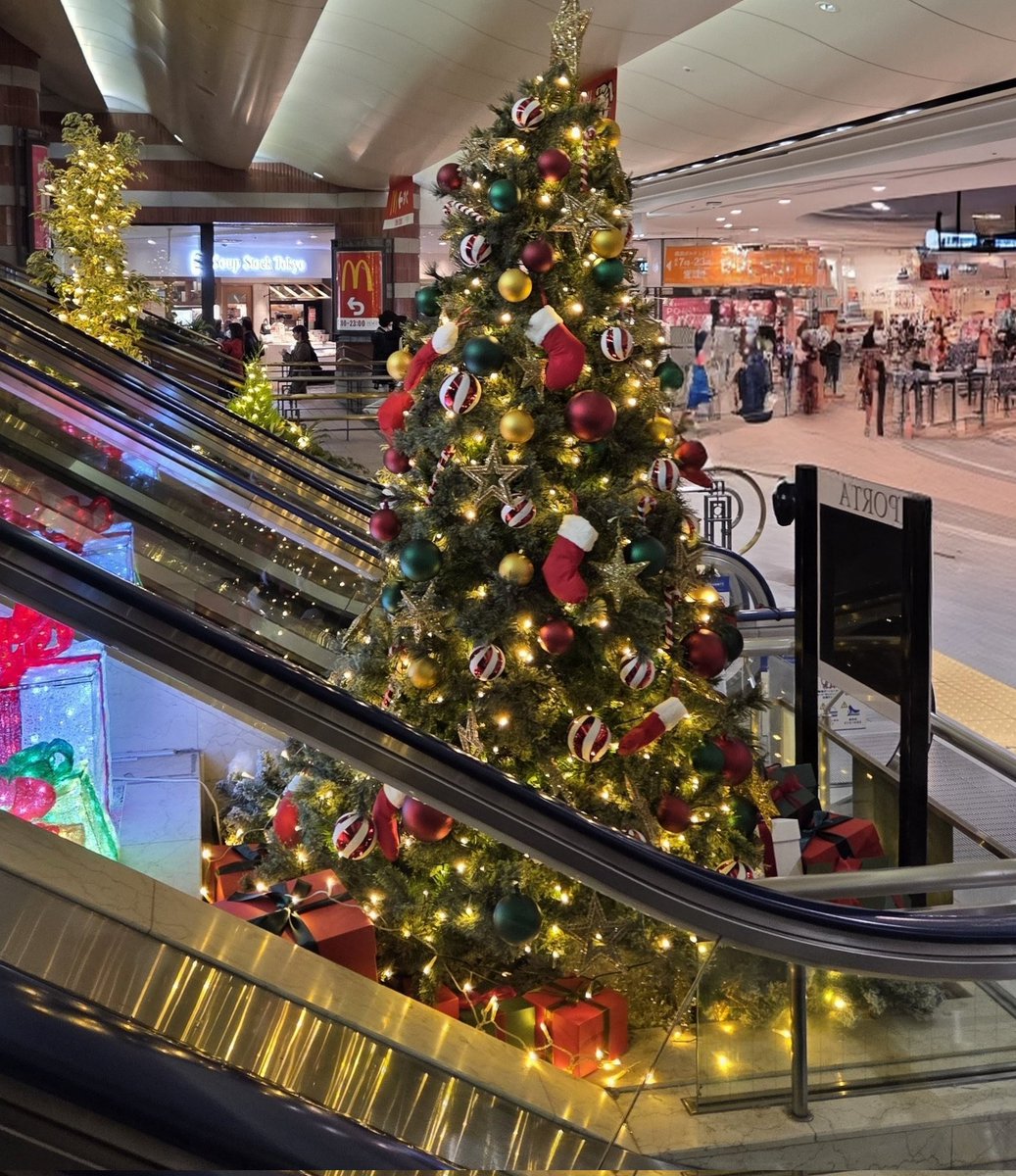 ico_221b's tweet image. #クリスマスツリーハント

このエスカレーターのツリー
毎年いい
今年はきらきらゴールド

#Christmastree