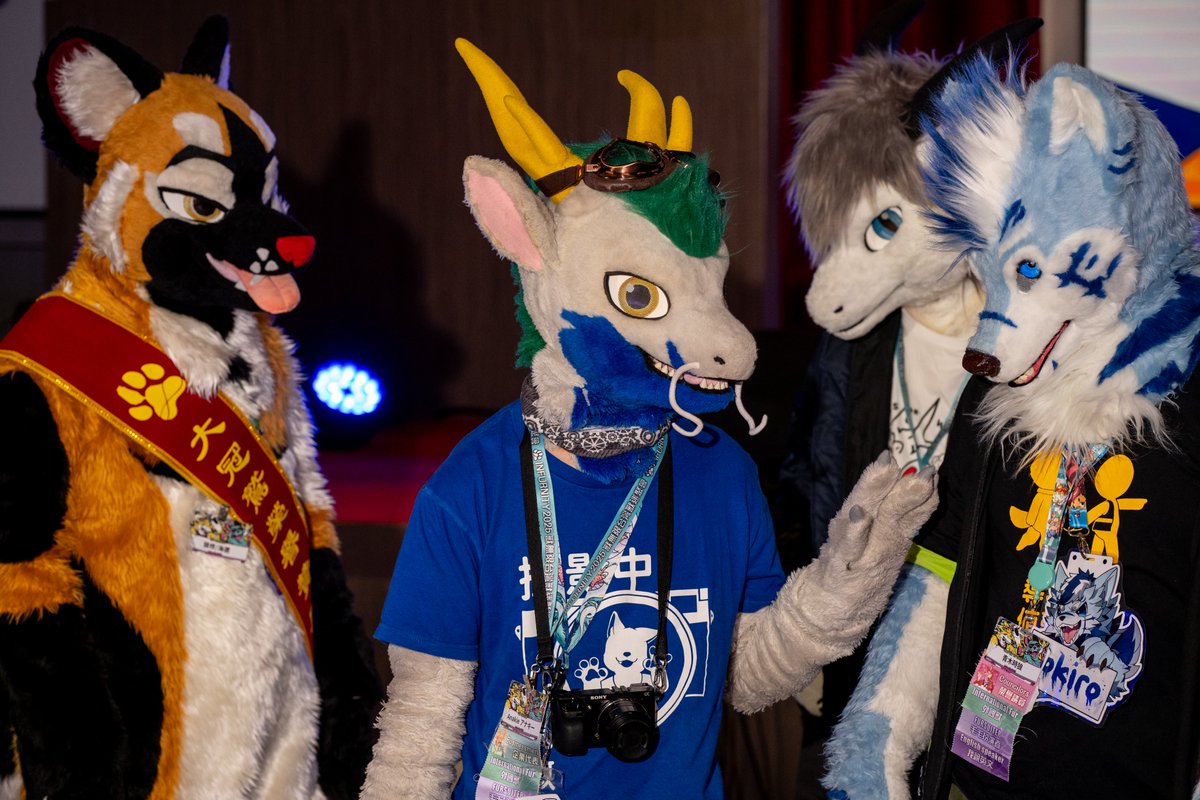 BusCaptainDrgn's tweet image. Just smile and wave~
就微笑和揮手~

📷: @Turquobitbit 
🧵: @DragonX2space 
#FursuitFriday #Dragonx2