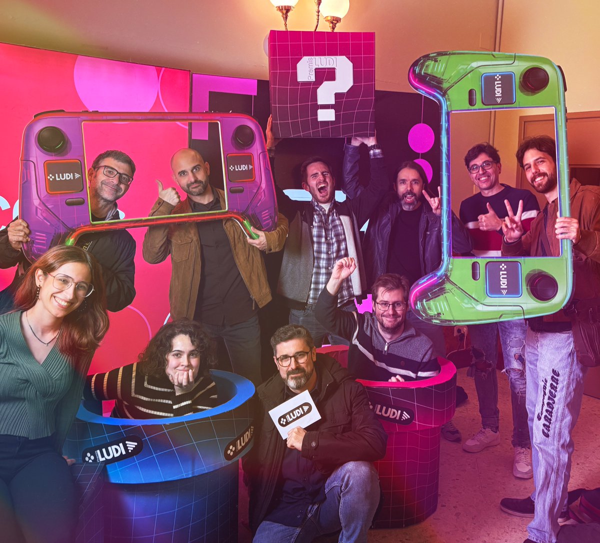 1/2 Ahir va ser un d’aquells dies especials en què ens ajuntem tot l’equip de <a href="/CubusGames/">Cubus Games</a> i sortim d'excursió. Sempre aprofitem per riure i fer una mica el burro fora de l'estudi. El motiu: presentar CATACRACKS en el marc dels Premis LUDI. 🎮✨