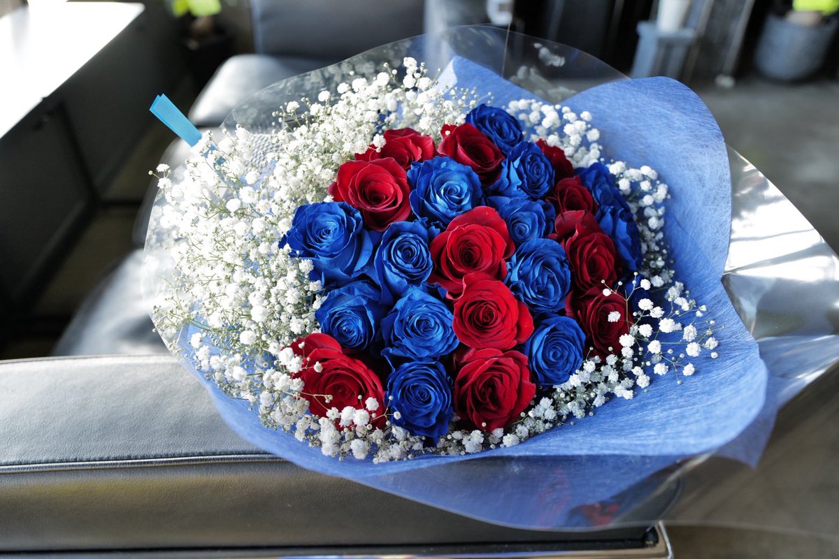 大切な人へ  薔薇 青いバラと赤薔薇 大切な人の好きな色のバラを、誕生日に歳の数だけ