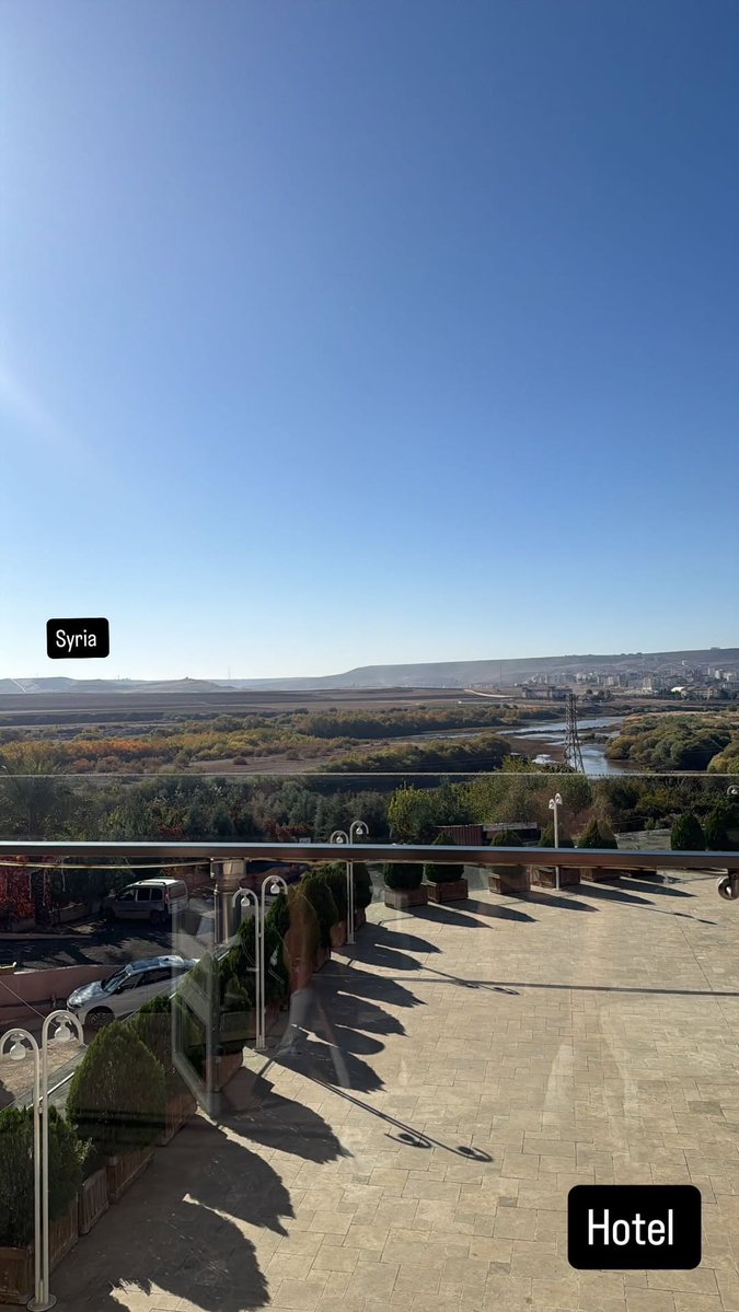 zycswego's tweet image. tomek update:

&quot;🇸🇾&quot;
&quot;hotel&quot;

he was seated next to who? 👀