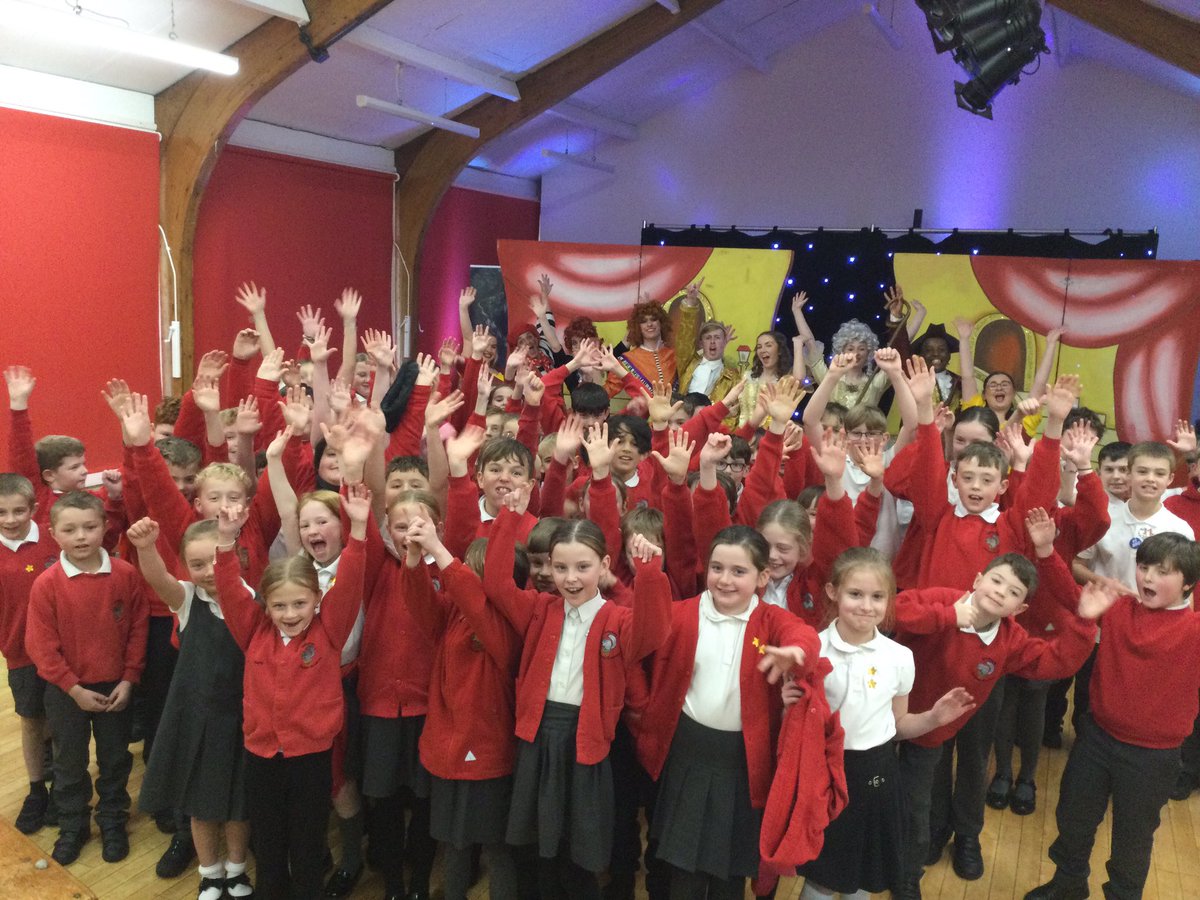 An amazing afternoon in the panto! KS2 loved it! 🤩🎭