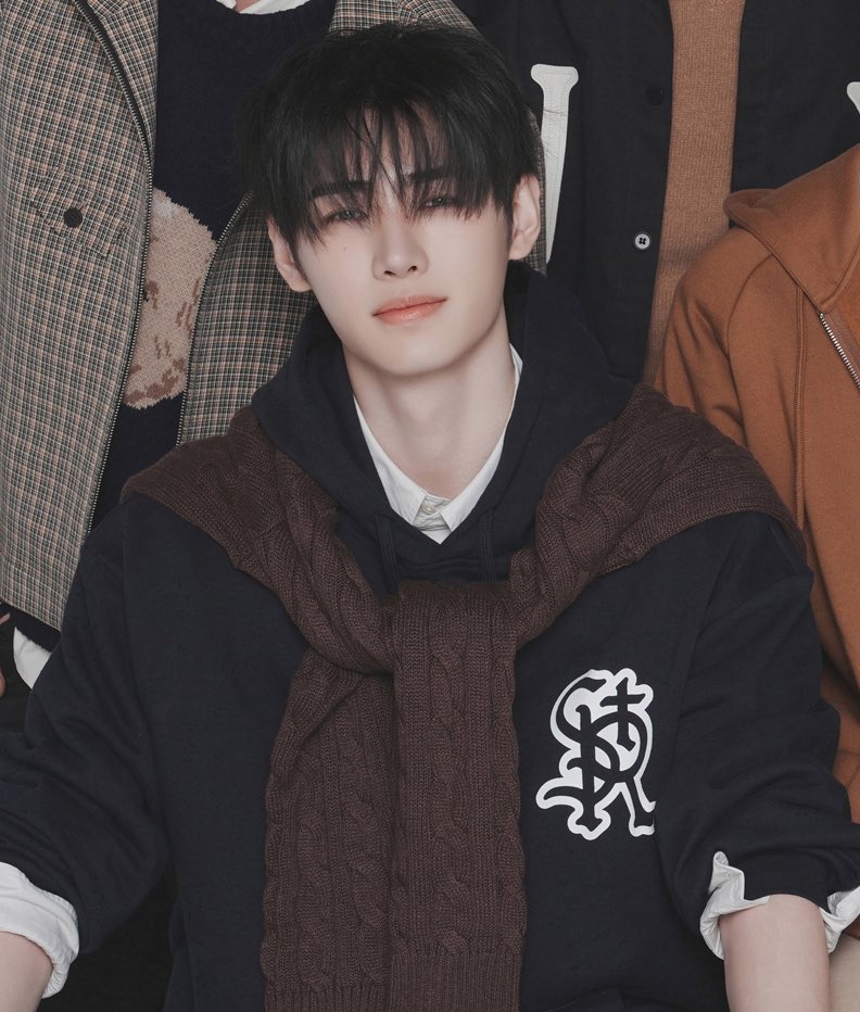 hoonikiz's tweet image. cool and softie looks of sunghoon 😵‍💫